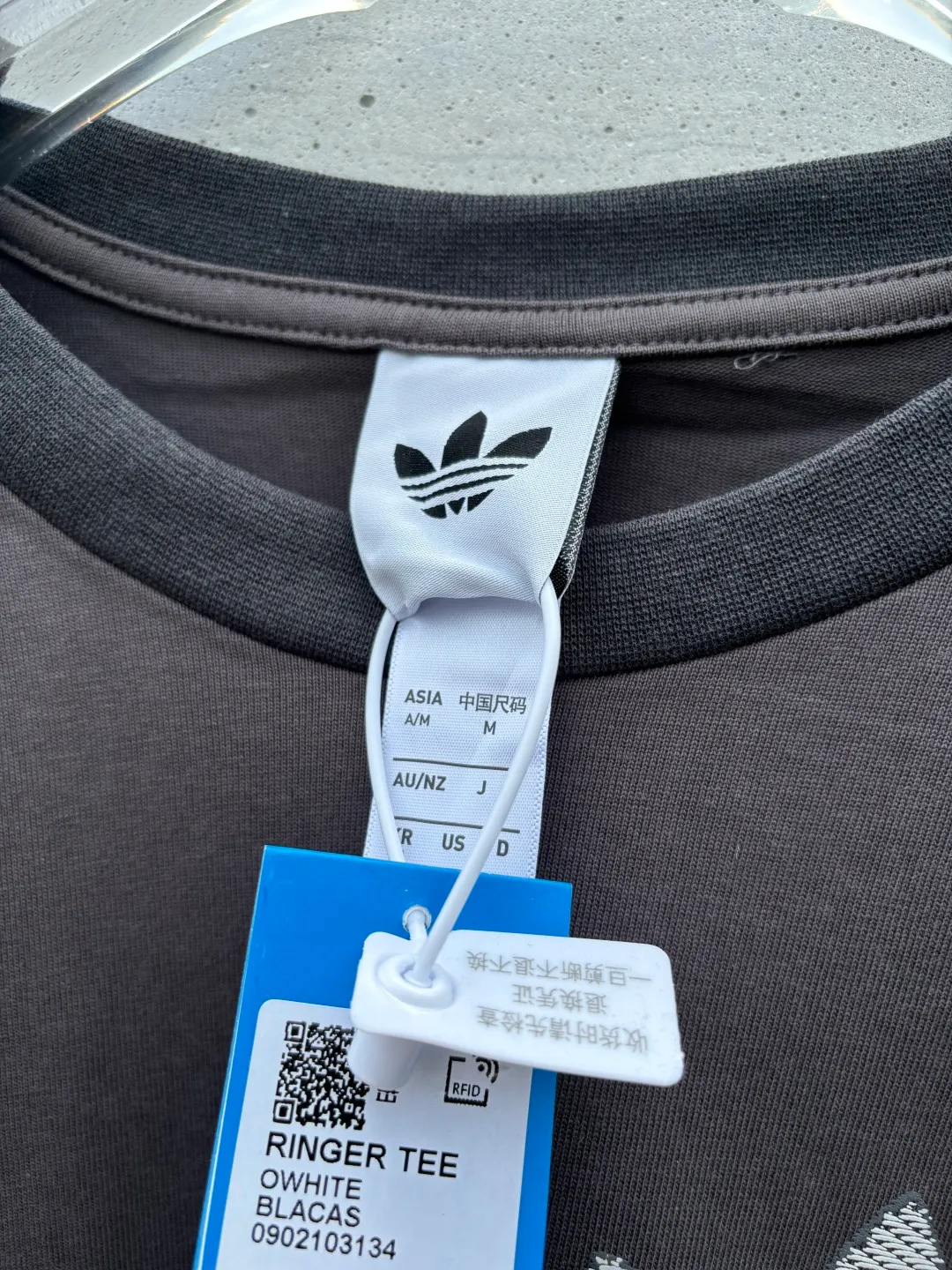 𝟬𝟱𝟰𝟰#Exclusive real shot/difference between various stolen pictures and online version on the market [𝗮𝗱𝗶𝗱𝗮𝘀Adidas Clover & Wang Hexi Same Style Contrast Retro T-shirt] ✅This Retro contrast T-shirt directly brings out the American Retro feel. Classic round neck contrast hemming design, white and red Dark Gray is available in two colors, no matter the skin color or body shape, the same style for men and women can be easily chosen as a couple's style! . ✅ Original mold opening, pure original/tag washed wheat ribbon individually coded/full set of 1:1 customized accessories ➕Customized three-label ➕𝗬𝘂𝗮𝗻 version of the tag ➕𝗹𝗼𝗴𝗼 packaging bag🔥 ➕Scan the QR code to enter the official website. Complete with three labels! Perfect Quality! Highly recommended! ✅Top version, ins Xiaohongshu Kuaishou = lots of bloggers’ outfits. ✅Adi’s absolute Hot Sale star Same Style details are online, feel free to compare! The iconic Adidas logo embellishes the chest, highlighting the brand's charm. Fixed color and classic three-bar stripes, classic will never go out of style! Versatile is not picky, the original model is perfect for the upper body, so buy it with your eyes closed! ✅Easily adaptable to various sports or daily leisure scenes. Whether you are running for fitness or hanging out on the street, it can keep you full of energy without losing the sense of fashion. ✅Complete sizes to meet the needs of different body shapes! Color;Dark Gray Size S-XXL